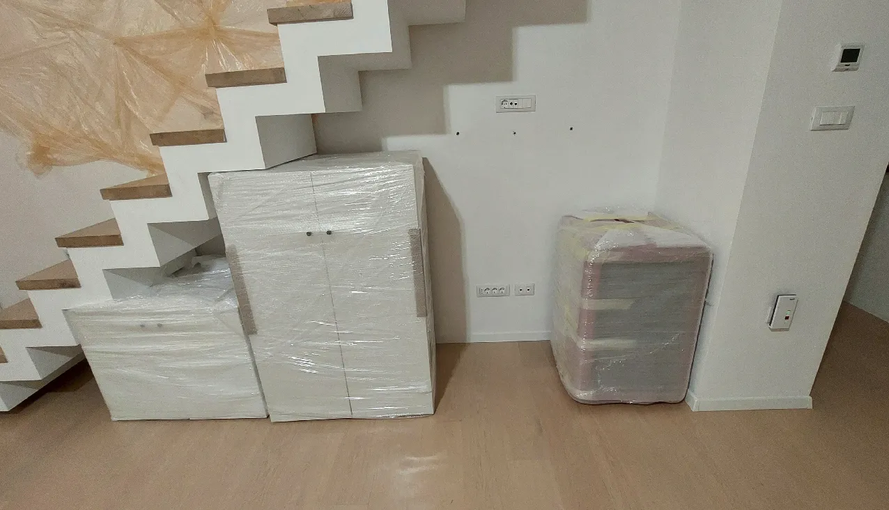 set namjestaja nakon transporta u Rijeci, spreman za otvaranje